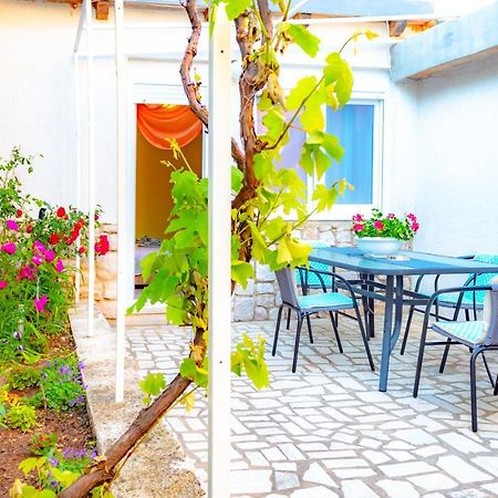Vacation Home Grill & Chill With 350M2 Garden With Bbq ノヴィ・ヴィノドロスキー エクステリア 写真